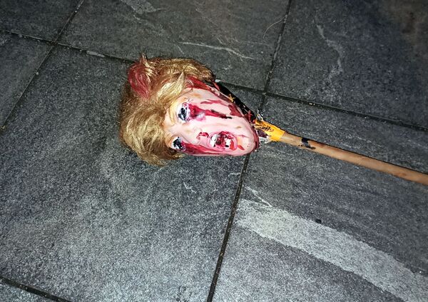 Lutka koja predstavlja Donalda Trampa na ulicama Njujorka u noć prebrojavanja glasova - Sputnik Srbija