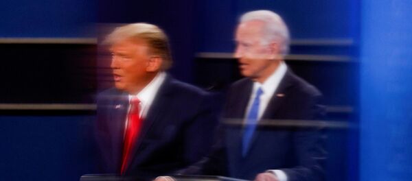 Američki predsednik Donald Tramp i kandidat za predsednika Demokratske stranke Džo Bajden  - Sputnik Srbija