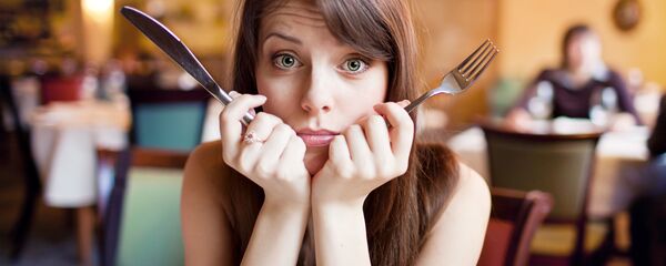 Девојка у ресторану Девојка у ресторану - Sputnik Србија