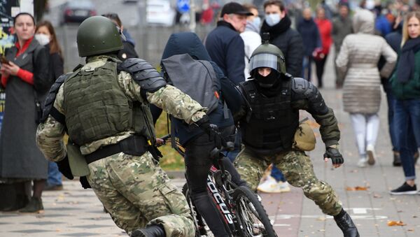 Hapšenje na protestu u Minsku - Sputnik Srbija