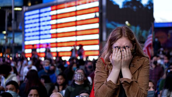 Избори у Америци – окупљени на Тајмс скверу слушају прво Бајденово обраћање - Sputnik Србија