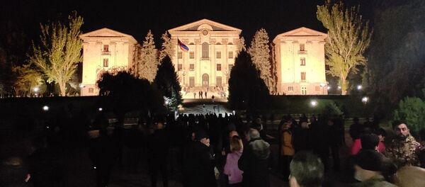 Učesnici protesta ispred zgrade Vlade Jermenije u Jerevanu Učesnici protesta ispred zgrade Vlade Jermenije u Jerevanu - Sputnik Srbija