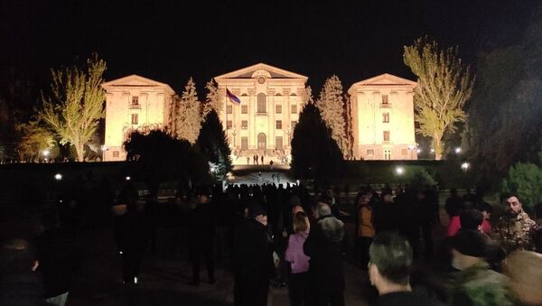 Учесници протеста испред зграде Владе Јерменије у Јеревану - Sputnik Србија