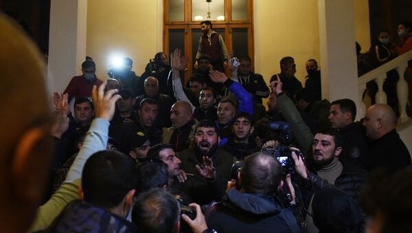 Окупљање учесника протеста испред зграде парламента у Јеревану - Sputnik Србија