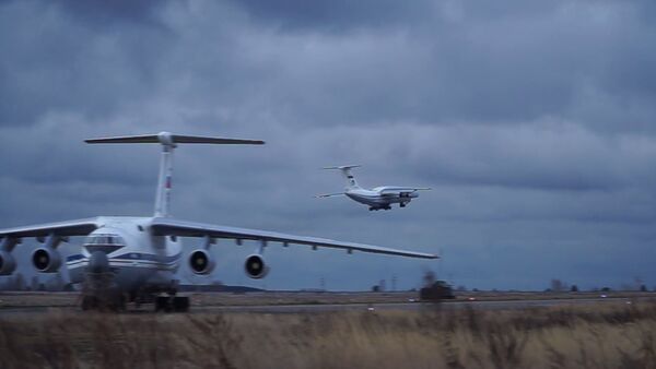 Руски теретни војни авион Ил-76 са војном техником и људством креће у мировну мисију у Нагорно-Карабаху - Sputnik Србија