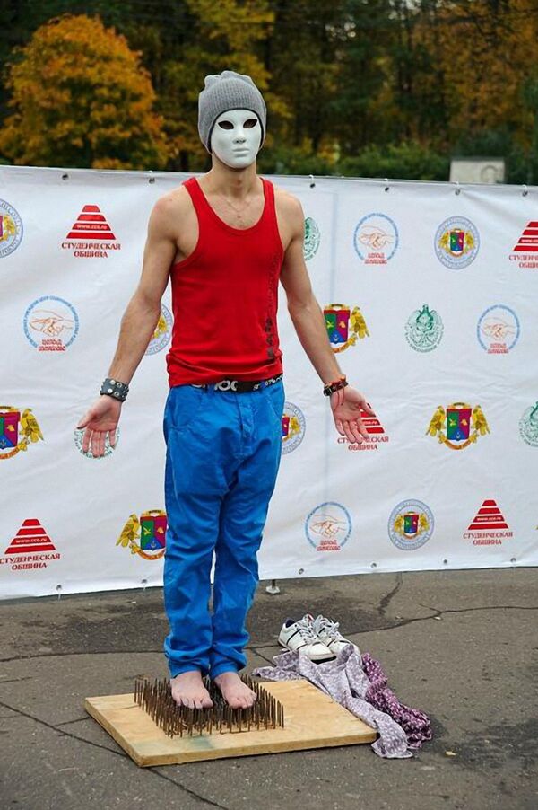 Stajanje na ekserima satima, ronjenje bez maske. Naličje svetskih rekorda - Sputnik Srbija