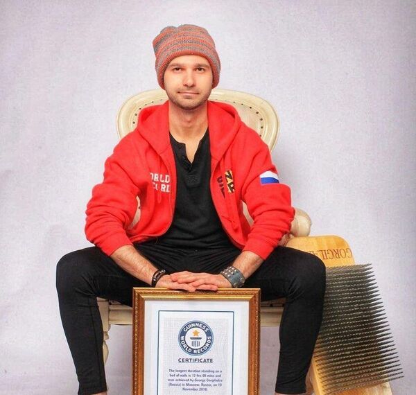 Stajanje na ekserima satima, ronjenje bez maske. Naličje svetskih rekorda - Sputnik Srbija