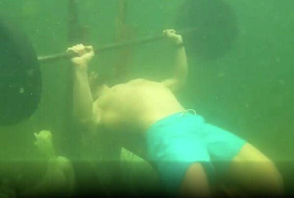 Stajanje na ekserima satima, ronjenje bez maske. Naličje svetskih rekorda - Sputnik Srbija