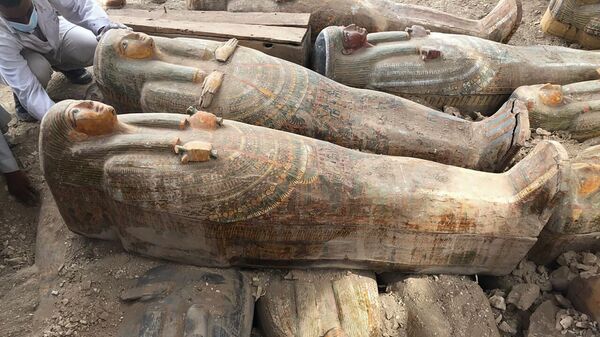 Drevni kovčezi u boji sa natpisima i crtežima u egipatskom gradu Luksoru - Sputnik Srbija