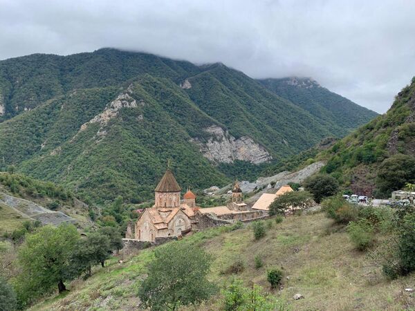Душа ме боли: Свештеник који је оружјем бранио манастир у Карабаху – сад мора да га напусти Душа ме боли: Свештеник који је оружјем бранио манастир у Карабаху – сад мора да га напусти - Sputnik Србија