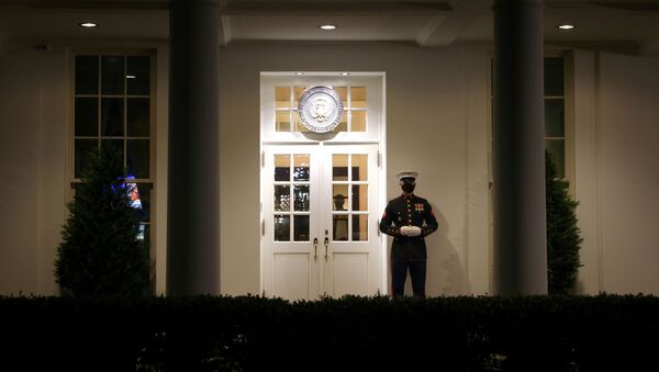 Američki marinac stražari ispred ulaza u predvorje Zapadnog krila u Beloj kući u Vašingtonu - Sputnik Srbija