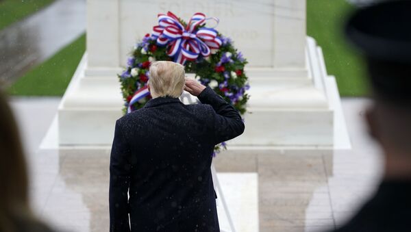 Доналд Трамп одаје почаст ратним ветеранима на гробљу Арлингтон - Sputnik Србија