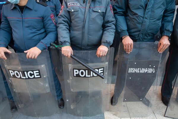 Policija na trgu Slobode tokom mitinga opozicije - Sputnik Srbija