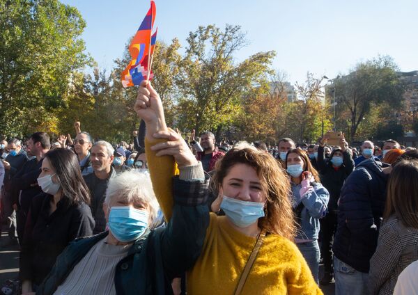 Учесници митинга опозиције на тргу Слободе у Јеревану, Јерменија. - Sputnik Србија