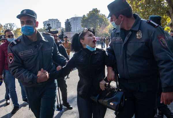 Policija hapsi učesnike mitinga  - Sputnik Srbija