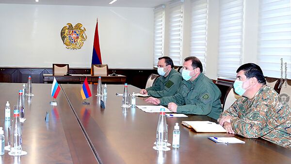 Ministar odbrane Jermenije David Tonojan na sastanku sa komandantom ruskih mirovnih snaga general-pukovnikom Rustamom Muradovom - Sputnik Srbija