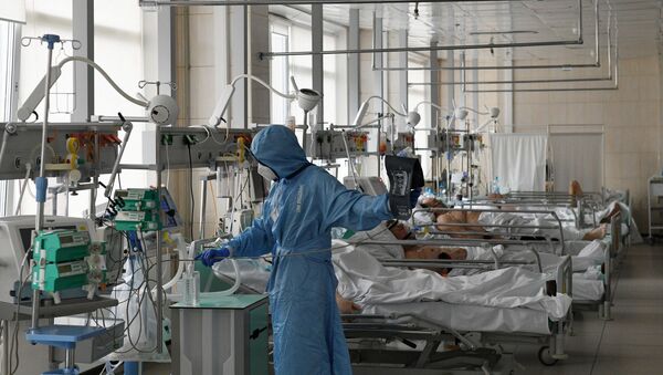 Lekar na odeljenju intenzivne nege u bolnici za pacijente sa kovidom - Sputnik Srbija