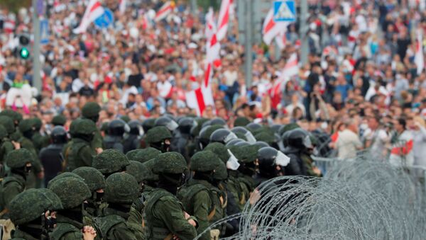 Припадници безбедносних снага и присталице белоруске опозиције на протесту у Минску - Sputnik Србија