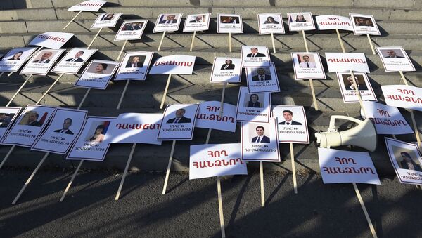 Plakati sa fotografijama poslanika vladajuće jermenske partije na protestu opozicije u centru Jerevana - Sputnik Srbija