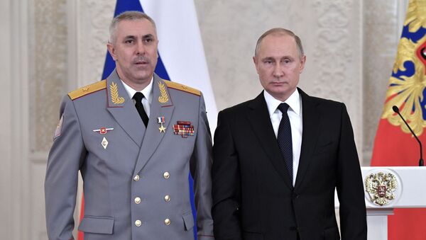 Predsednik Rusije Vladimir Putin i general-major Rustam Muradov 2017. godine na ceremoniji uručenja državnih nagrada ruskim vojnicima koji su se istakli u Siriji - Sputnik Srbija