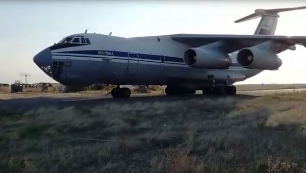 Долазак тешког теретног авиона Ил-76 са војном техником и припадницима мировних снага на аеродром у Јеременији - Sputnik Србија