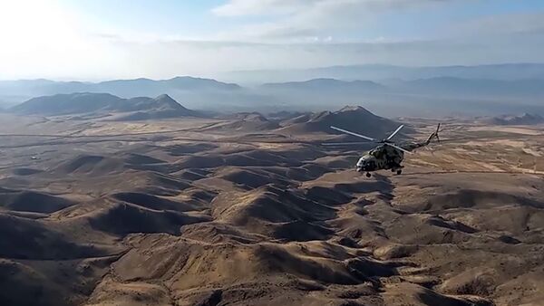 Ruski vojni helikopter prati konvoj mirovnih snaga u Nagorno-Karabahu - Sputnik Srbija