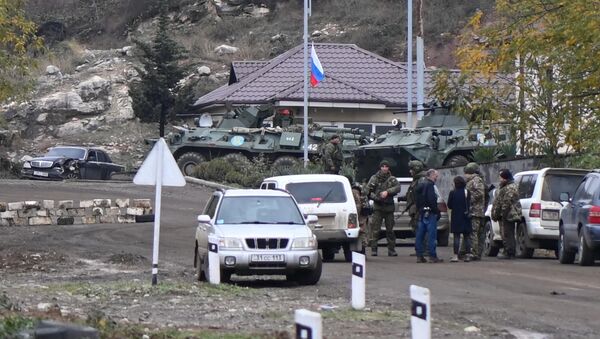 Pripadnici ruskih mirovnih snaga na kontrolnom punktu u gradu Šuša u Nagorno-Karabahu - Sputnik Srbija