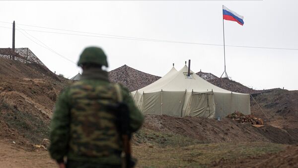Pripadnik ruskih mirovnih snaga na kontrolnom punktu u Nagorno-Karabahu - Sputnik Srbija