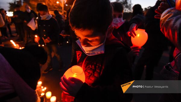 Јермени пале свеће у знак сећања на погинуле у Нагорно-Карабаху - Sputnik Србија