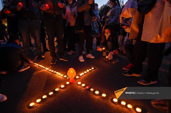 Stotine sveća u prestonici Jermenije za poginule u Nagorno-Karabahu /video, foto/ - Sputnik Srbija