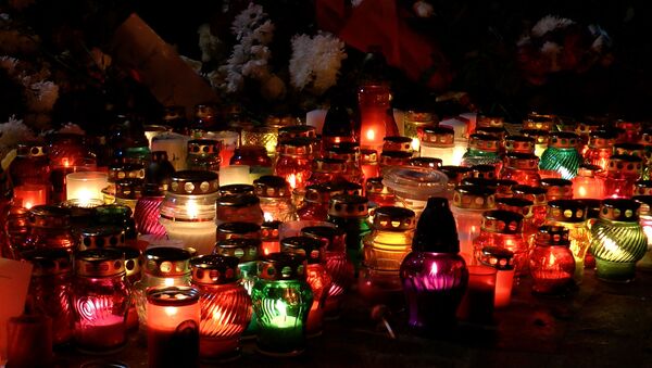 Становници Минска се опраштају са Романом Бондаренком - доносе цвеће и пале свеће - Sputnik Србија