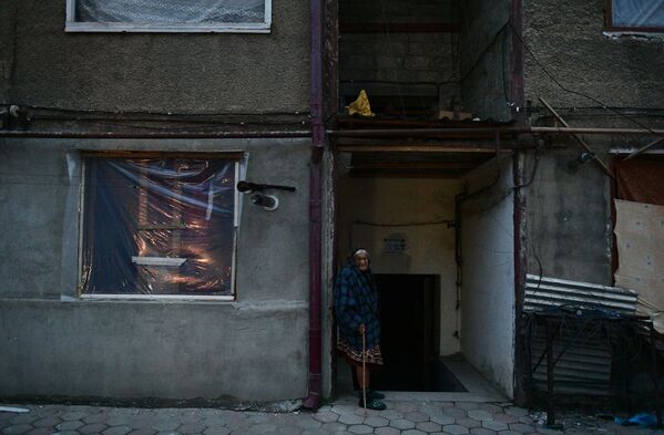 Starica pored svoje kuće u Stepanakertu - Sputnik Srbija
