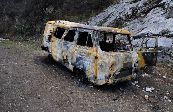 Оштећени током гранатирања аутомобил у Карабаху - Sputnik Србија