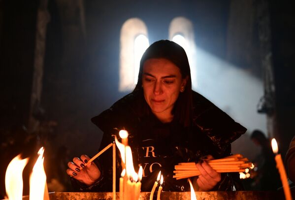 Žena pali sveću u manastiru Dadivank  - Sputnik Srbija