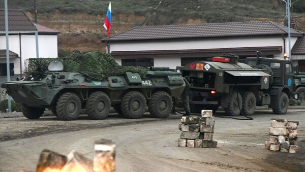 Военная техника российских миротворцев на контрольно-пропускном пункте в Нагорном Карабахе - Sputnik Србија