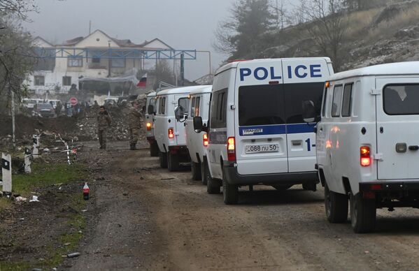 Аутомобили Министарства за ванредне ситуације на прелазу у Карабах  - Sputnik Србија
