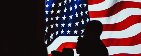 Силуете испред америчке заставе - Sputnik Србија