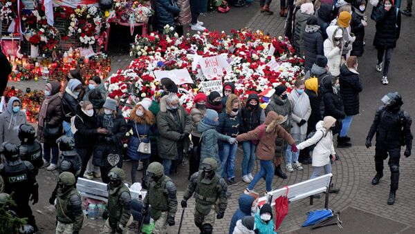 Присталице белоруске опозиције на протесту поред меморијала направљеног у знак сећања на погинулог демонстранта у Минску - Sputnik Србија