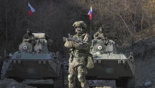Pripadnici ruskih mirovnih snaga na kontrolnom punktu u Nagorno-Karabahu - Sputnik Srbija