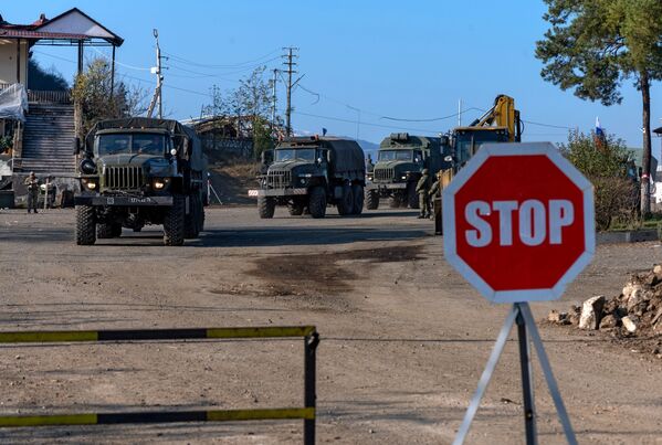 Vojna tehnika na kontrolnom punktu ruskih mirovnih snaga u Nagorno-Karabahu - Sputnik Srbija