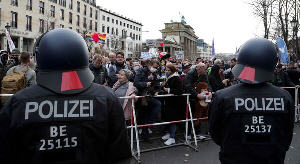 Opkoljen Bundestag: Haos na ulicama Berlina, policija upotrebila vodene topove /video, foto/ Opkoljen Bundestag: Haos na ulicama Berlina, policija upotrebila vodene topove /video, foto/ - Sputnik Srbija
