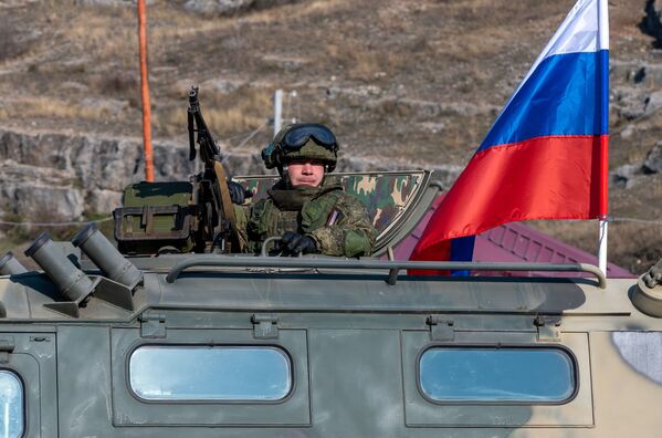 Pripadnik ruskih mirovnih snaga na kontrolnom punktu na Lačinskom koridoru u Nagorno-Karabahu - Sputnik Srbija