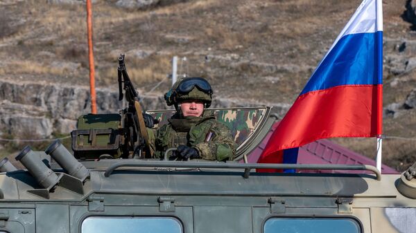 Припадник руских мировних снага на контролном пункту на Лачинском коридору у Нагорно-Карабаху - Sputnik Србија