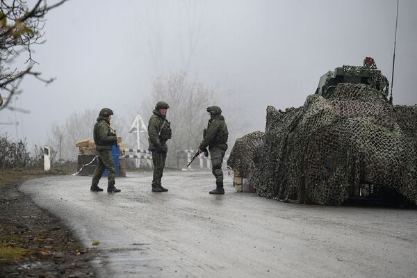 Pripadnici ruskih mirovnih snaga na kontrolnom punktu na Lačinskom koridoru u Nagorno-Karabahu - Sputnik Srbija