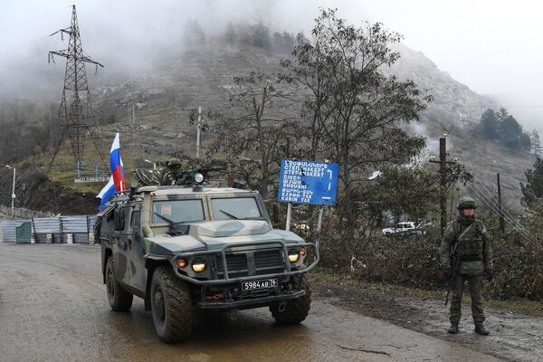 Vojni automobil ruskih mirovnih snaga na Lačinskom koridoru u Nagorno-Karabahu - Sputnik Srbija