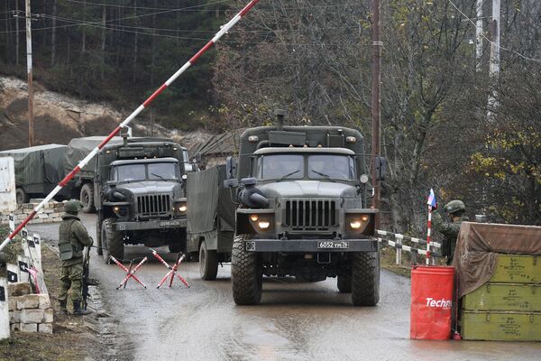 Vojna tehnika ruskih mirovnih snaga na kontrolnom punktu na Lačinskom koridoru u Nagorno-Karabahu - Sputnik Srbija
