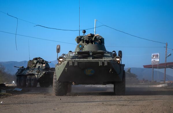 Oklopni transporteri BTR-82A ruskih mirovnih snaga na delu puta Lačinskog koridora u Nagorno-Karabahu - Sputnik Srbija