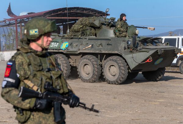 Oklopni transporter BTR-82A ruskih mirovnih snaga na kontrolnom punktu na Lačinskom koridoru u Nagorno-Karabahu - Sputnik Srbija