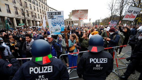 Demonstranti na protestu protiv novog zakona u blizini Rajhstaga u Berlinu, 18. novembra 2020. - Sputnik Srbija