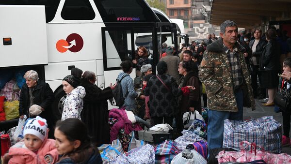 Избеглице из Нагорно-Карабаха пред полазак из Јеревана у Степанакерт - Sputnik Србија